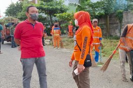 Jumat Bersih, Camat Biringkanaya dan Jajarannya Kompak Bersama Warga Bersihkan Lingkungan