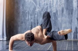 Latihan Pose Naga saat Latihan Yoga, Kaki Wanita Ini Patah Setelah Ditekan Instrukturnya