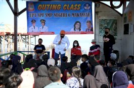 Danny Berikan Materi Lingkungan Hidup pada  Simulasi Konsep Outing Class Mangrove di Lantebung