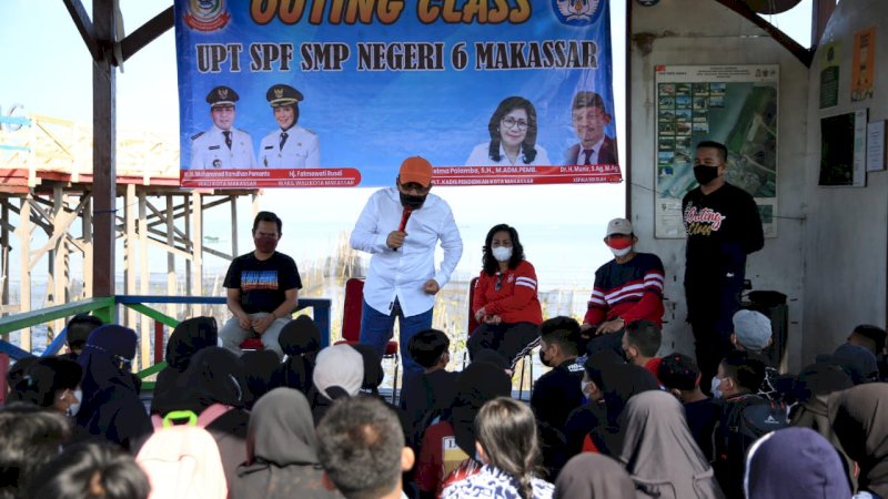 Danny Pomanto saat memberikan materi lingkungan hidup dalam simulasi konsep belajar outing class kepada siswa siswi SMPN 6 Makassar, di kawasan ekowisata Mangrove Lantebung. Sabtu (9/10/2021).