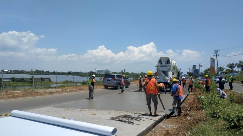 Aktivitas Dinas PU Makassar saat melakukan pengerjaan jalan di Jalan Tanjung Bunga.