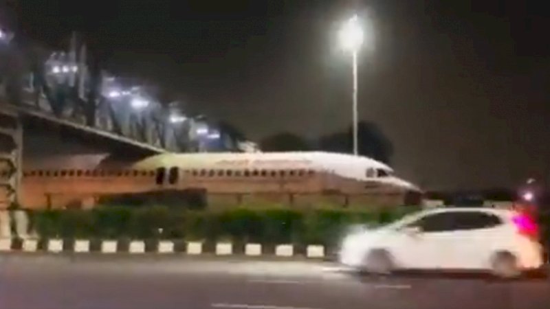 Videonya Viral, Begini Cerita Pesawat Air India Terjebak di Bawah Jembatan Penyeberangan