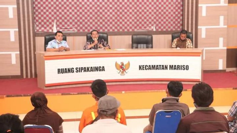 Camat Mariso, Juliaman saat memberikan arahan ke petugas Sampah, Kamis,(7/10/21)