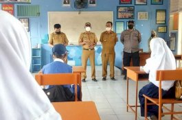 Camat Mariso Pantau Langsung PTM di SMPN 29