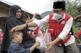 Wabup Luwu Utara Suaib Mansur Serahkan Bantuan untuk Korban Banjir di Luwu