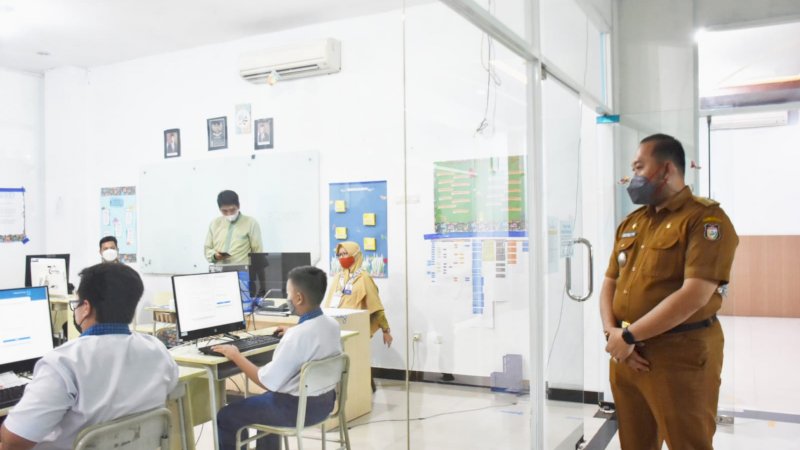 Camat Panakukkang, Andi Pangeran Nur Akbar saat memantau PTM di SMP IT Al-Biruni Mandiri di Jalan Karantina Kelurahan Sinrijala, Senin (04/10/21)