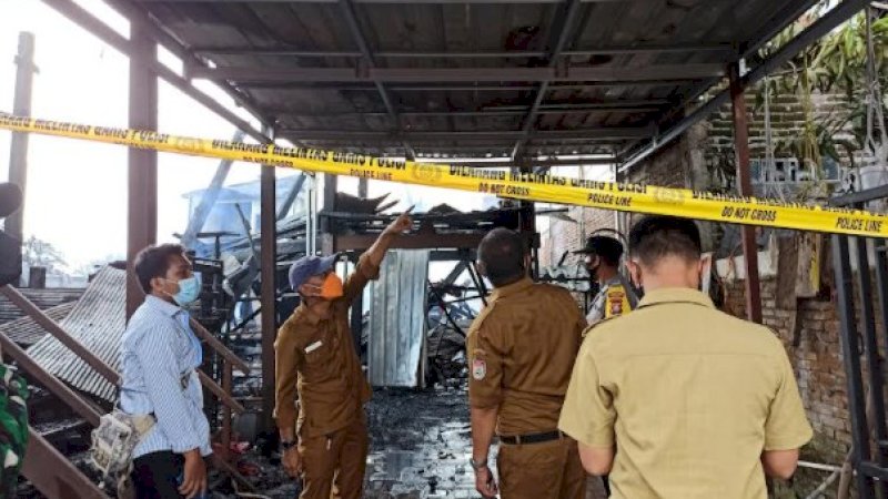 Salah satu rumah yang terbakar di BTN Antara, Makassar, Selasa (12/10/2021). (Foto: Usman Pala/Rakyatku.com)