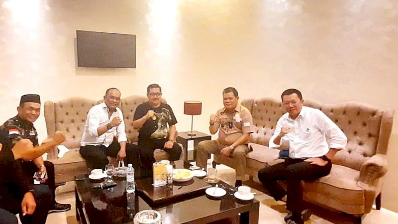 Silaturahmi kini dilakukan oleh Kapolda Sulsel 2012-2014 Irjen Pol Dr. Drs. Burhanuddin Andi SH MH bersama Koordinator Forum Komunikasi Lintas (FoKaL) NGO Sulawesi Djusman AR, Rektor Universitas Negeri Makassar (UNM) Prof Dr Ir H Husain Syam MTP IPU ASEAN Eng, Kepala BNI Cabang Makassar Agus Suyono dan Ketua DPP LIPAN Indonesia Muchtar Baso.Pertemuan digelar di Lounge Eksekutif Hotel Claro Makassar jalan Andi Pangerang Pettarani, Senin kemarin (11/10/2021).