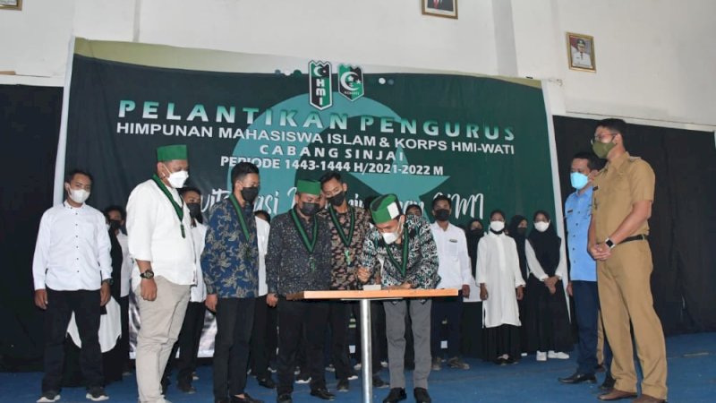 Pengurus Himpunan Mahasiswa Islam (HMI) Cabang Sinjai dan Korps HMI-Wati (Kohati) Cabang Sinjai periode 2021--2022 resmi dilantik, Selasa (12/10/2021).