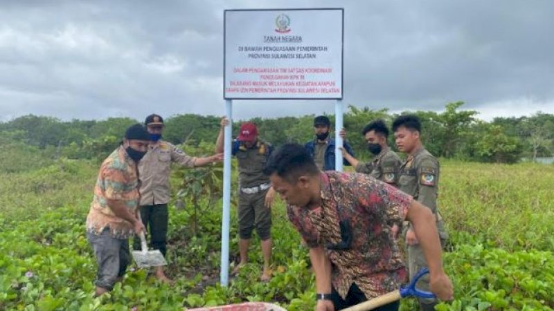 Tim dari Pemerintah Provinsi (Pemprov) Sulawesi Selatan (Sulsel) memasang papan bicara pada aset milik negara di tanah kawasan Barombong, Kecamatan Tamalate, Kota Makassar.