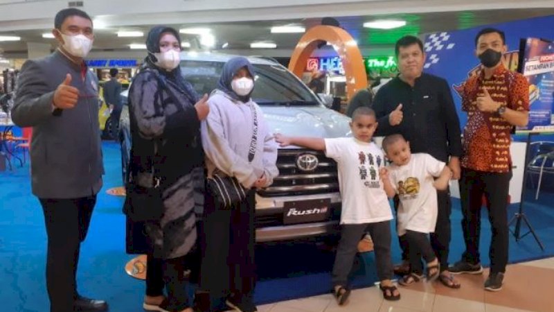 Salah satu keluarga langsung memboyong lima unit Toyota Rush dalam satu malam. Pembelian kendaraan dilakukan melalui Kalla Toyota cabang Daya.