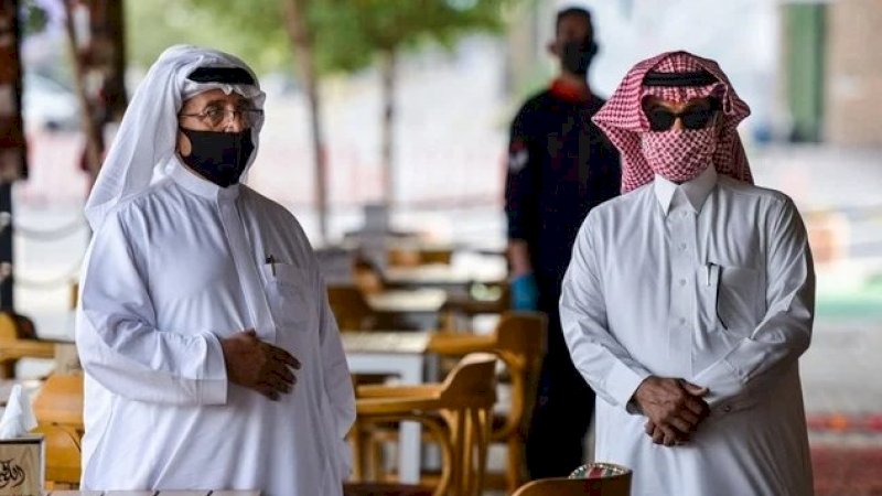 Tiga warga Saudi mengenakan masker. (Foto: SPA)