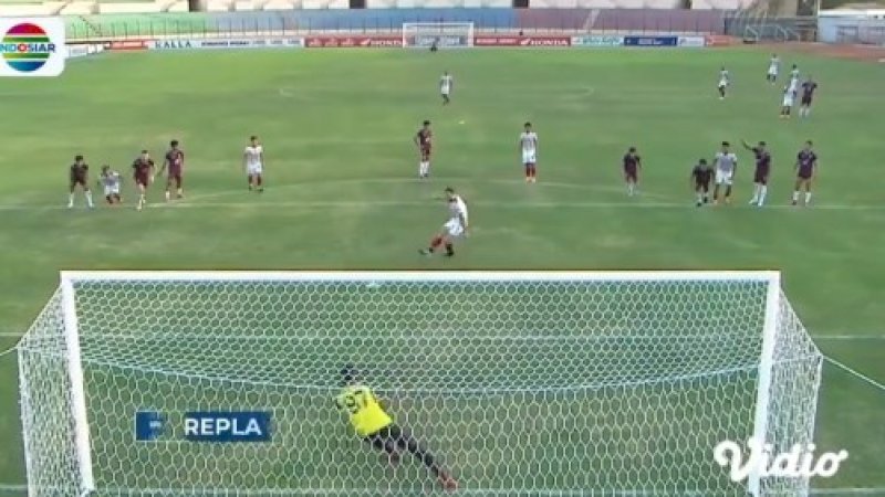 Gol penalti Ilija Spasojevic ke gawang Hilman Syah.