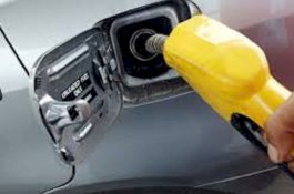 Senang Dapat Anak Perempuan, Anggota Parlemen Bagi-Bagi Bensin Gratis