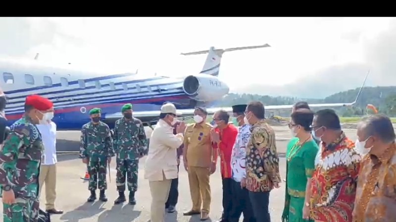 Danny Pomanto sambut Kedatangan Menhan RI,Prabowo Subianto di Bandara Buntu Kunik,Tana Toraja, Senin,(18/10/21).