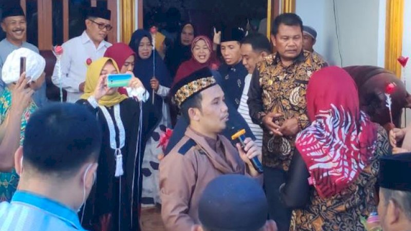Ustaz Muhammad Nur Maulana mengisi ceramah pada momentum perayaan maulid Nabi Muhammad Saw. di Kabupaten Jeneponto.