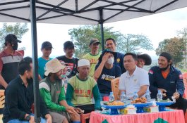 Panen Bawang di Morowa, Bupati Bantaeng Tampung Aspirasi Petani