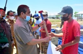 Tingkatkan Kesejahteraan, Dollah Mando Serahkan Perahu dan Jaring ke Nelayan