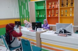 Rayakan HUT Ke-53 Provinsi Sulsel, Petugas Layanan RSUD Andi Makkasau Gunakan Pakaian Adat