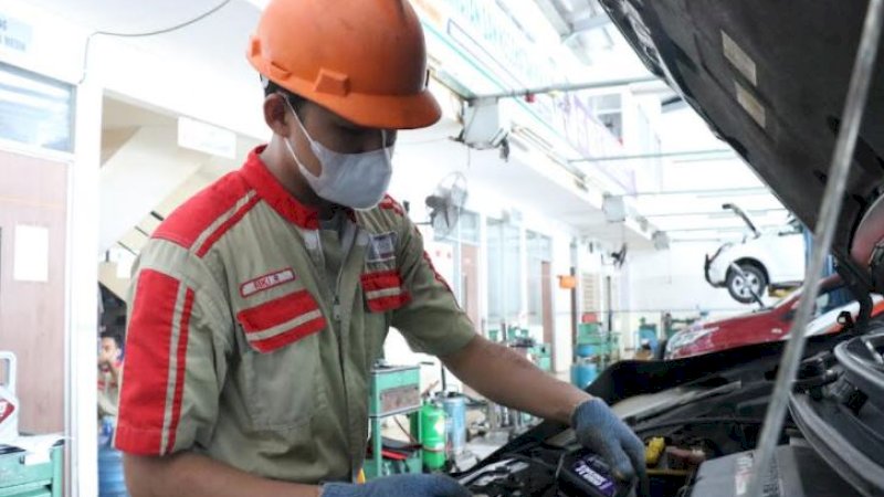 Teknisi Kalla Toyota sudah tersertifikasi sehingga mereka adalah orang-orang terlatih yang terbiasa menangani mobil dengan semua kondisi.