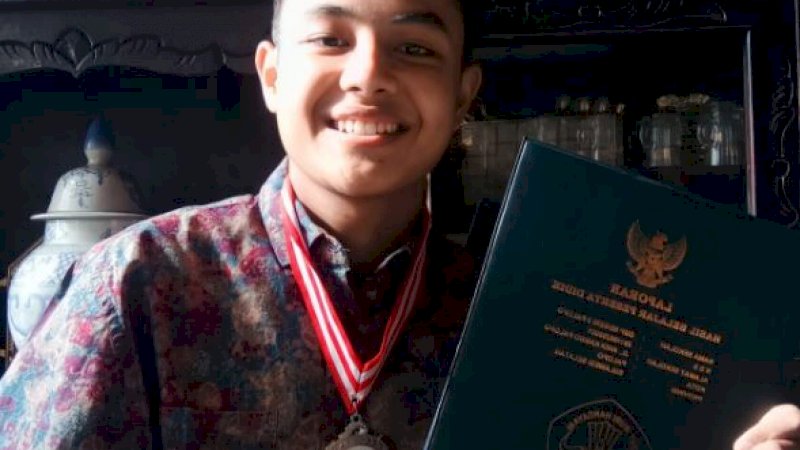 Muhammad Hisyam Zuhair, santi kelas X MA Darul Istiqamah Boarding School (DIBS). Peraih silver medal pada perhelatan Insticnt Potential Olimpiad Volume 3 (IPOIII) yang digelar oleh Indonesia Student Training Center (Instinct).