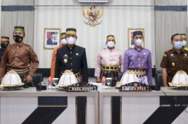 Pakaian Adat Bugis, Wabup Barru Ikuti Peringatan Hari Jadi Sulsel secara Virtual