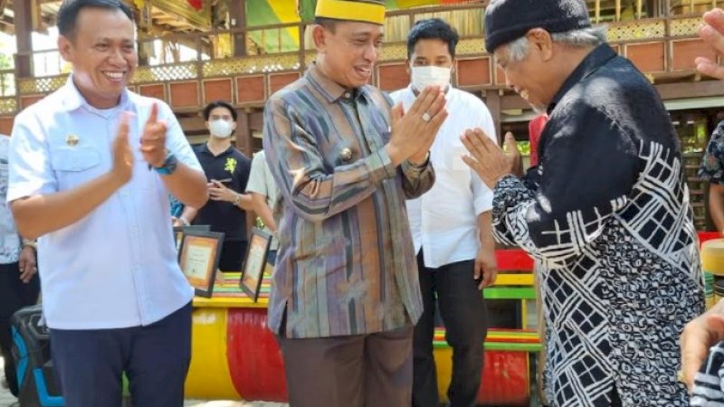 Suasana keakraban Amran Mahmud dan Syamsari Kitta pada kunjungan balasan Pemerintah Kabupaten Wajo ke Takalar. (Foto: Dok Humas Pemkab Wajo)