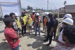 Tinjau Pembangunan Jembatan Radda, Anggota DPR RI Muhammad Fauzi: Progresnya Sesuai Rencana