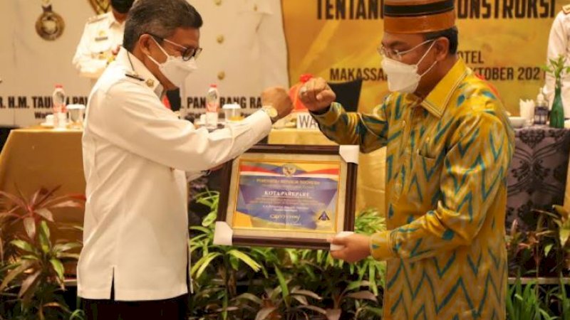Penghargaan diserahkan oleh Kepala Kantor Wilayah Direktorat Jenderal (Ditjen) Perbendaharaan Sulawesi Selatan, Syaiful, pada acara Diseminasi Pengeloaan Dana Transfer Daerah Tahun 2021 dan Sosialisasi Undang-Undang Nomor 2 Tahun 2017 tentang Jasa Konstruksi, di Novotel Makassar Grand Shayla, Kota Makassar, Kamis (21/10/2021).