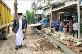 Bersarung Tinjau Pembersihan Drainase, Amran Mahmud: Ini Upaya Kita Tangani Banjir di Wajo