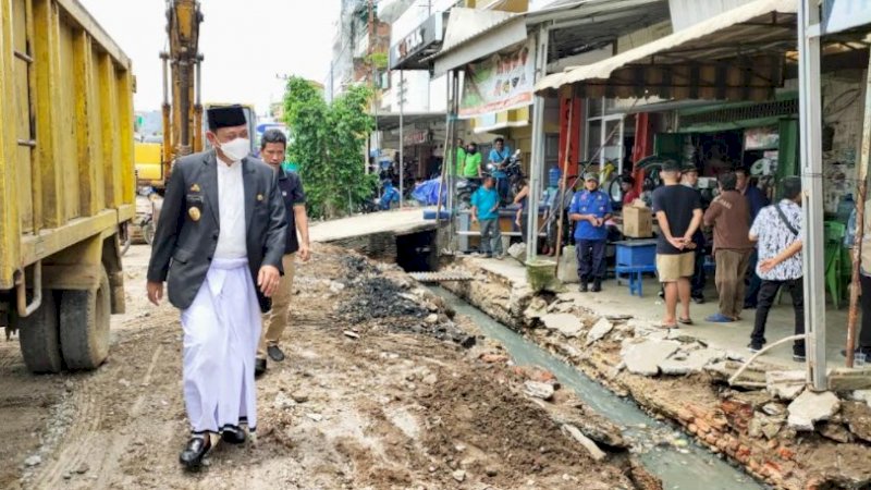 Bersarung Tinjau Pembersihan Drainase, Amran Mahmud: Ini Upaya Kita Tangani Banjir di Wajo