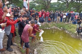 Peringati Robohnya Stadion Mattoanging, Suporter Lepas Ikan di Kubangan lalu Long March