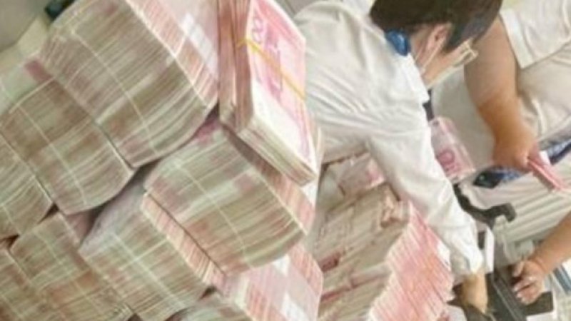 Kesal Diminta Pakai Masker, Miliarder China Tarik Semua Uangnya dari Bank dan Minta Teller Hitung Manual