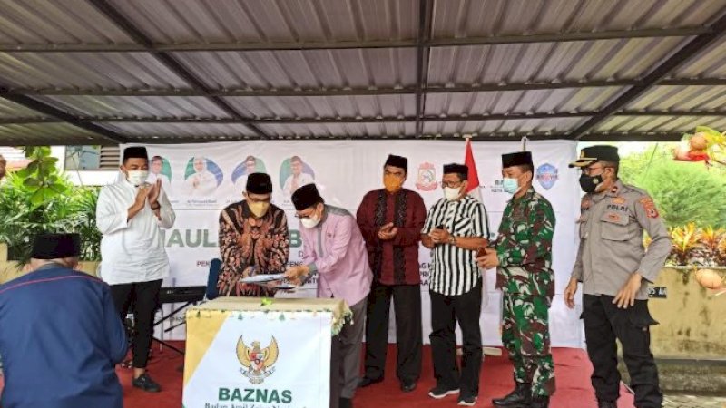 Baznas Makassar Teken MoU dengan Kemenag dan Serahkan Bantuan kepada Kaum Dhuafa