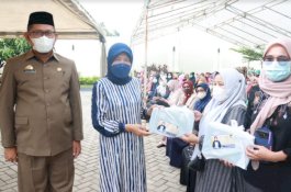 Tercepat Ketiga Pendataan Keluarga Nasional, Ketua TP PKK Barru Beri Bingkisan kepada Petugas