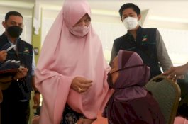 Peduli Lansia, Ketua TP PKK Barru Beri Sosialisasi dan Bantuan