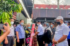 Bupati Serahkan Bantuan kepada Korban Angin Kencang