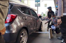 Ban Pendemo Masih Nyala di Depan Kantor DPRD Makassar, Mobil Honda Tiba-Tiba Datang Seruduk
