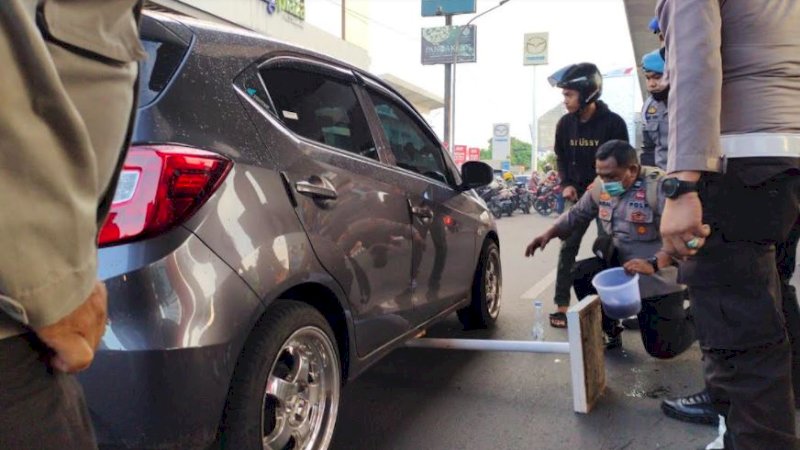 Ban Pendemo Masih Nyala di Depan Kantor DPRD Makassar, Mobil Honda Tiba-Tiba Datang Seruduk
