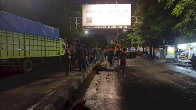 Aksi unjuk rasa Himpunan Mahasiswa Islam (HMI) Cabang Gowa Raya masih berlangsung di Jalan Sultan Alauddin, Kota Makassar, Sulawesi Selatan, Kamis (28/10/2021) malam.