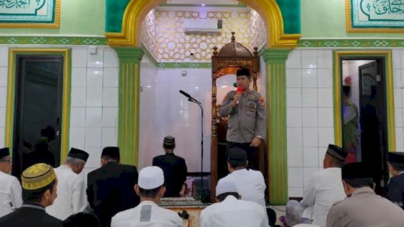 Kapolsek Bontoala, Kompol Syamsuardi, di Masjid Jurana, Jalan Sibula Dalam, Kelurahan Layang, Kecamatan Bontoala, Kota Makassar, Jumat (29/10/2021).