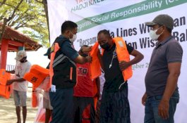 Kalla Lines-Yayasan Hadji Kalla Serahkan Bantuan Life Jacket kepada Warga Pulau Lae-Lae