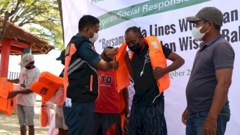 Kalla Lines-Yayasan Hadji Kalla Serahkan Bantuan Life Jacket kepada Warga Pulau Lae-Lae
