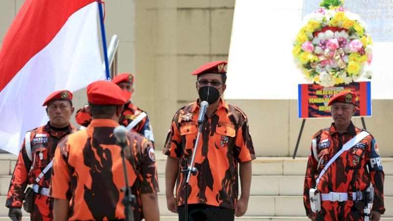 Wali kota Makassar Moh. Ramdhan "Danny" Pomanto sebagai Inspektur Upacara (Irup) pada peringatan HUT ke- 62 Pemuda Pancasila (PP) di Taman Makam Pahlawan Panaikang, Sabtu (30/10/2021).