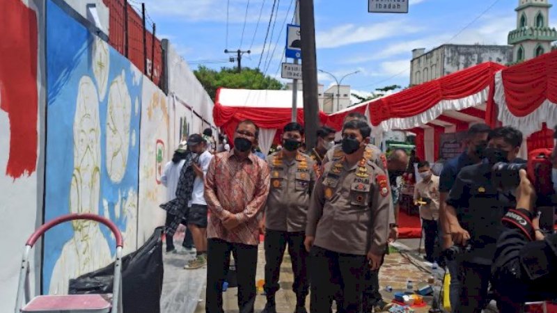 Kapolda Sulsel, Irjen Pol Merdisyam meninjau mural di Jalan Penghibur. (Foto: Usman Pala/Rakyatku.com)
