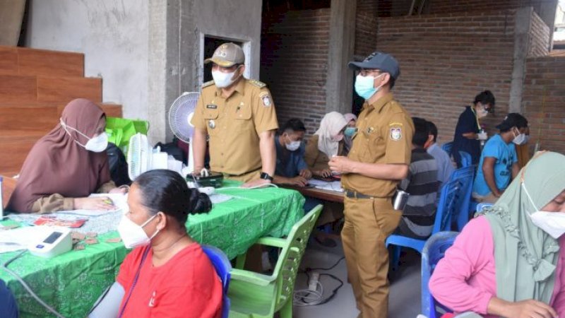 Camat Manggala, Andi Fadly saat memantau jalannya vaksinasi di kelurahan Tamangapa, (19/10).