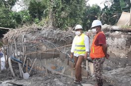 Wabup Luwu Utara Tinjau Pembangunan Jembatan Sungai Walu-Walu