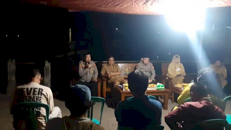 Pertemuan berlangsung di jembatan layang Kelurahan Lembo, Kecamatan Tallo, Selasa malam (2/11/2021).