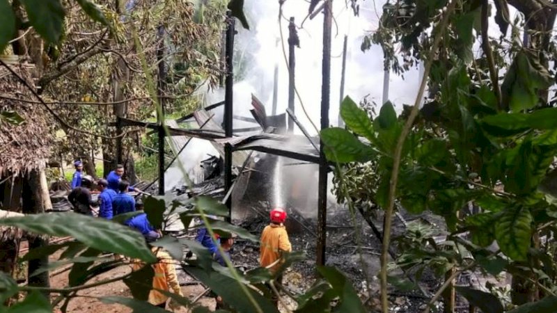 Rumah yang terbakar di Dusun Maddo, Kecamatan Tanete Rilau, Kabupaten Barru, Sulawesi Selatan, Rabu pagi (3/11/2021).