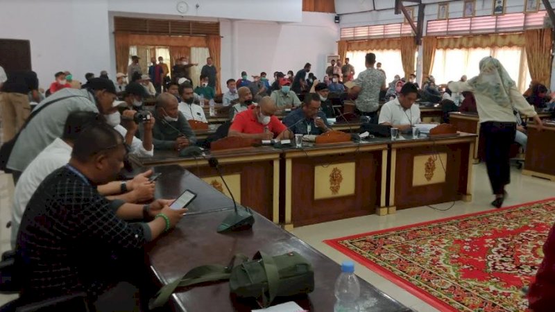 Pedagang Pasar Sentral Siwa mendatangi Kantor DPRD Kabupaten Wajo untuk menyampaikan aspirasi, Kamis (4/11/2021).